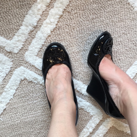Tory Burch Black Patent Leather Wedge With Iconic Logo Size 8.5. Like New! - Picture 8 of 15